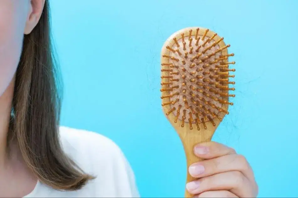 Domowe sposoby na wypadające włosy - skuteczne porady z forum 2025