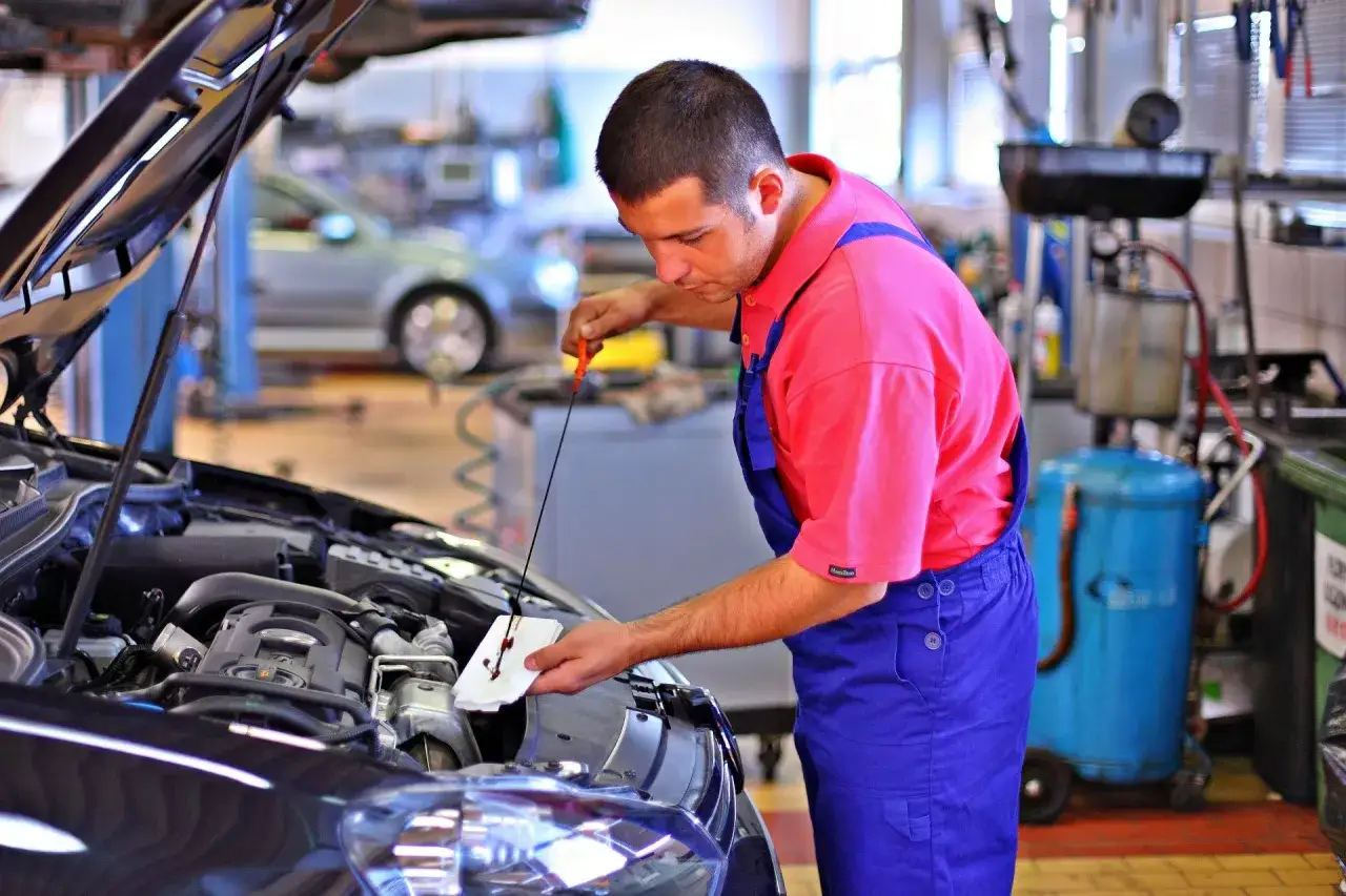 Zarobki warsztatu samochodowego: Ile naprawdę zostaje w kieszeni?