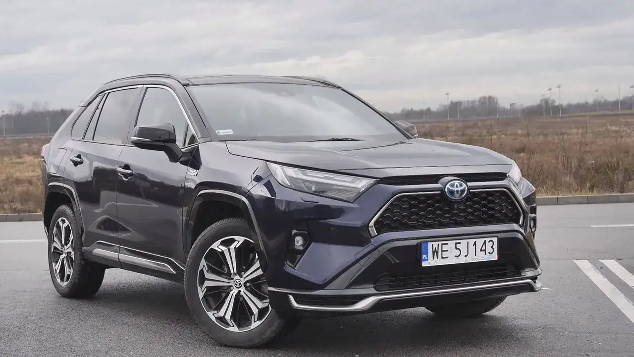 Toyota RAV4 hybryda czy benzyna – która wersja jest tańsza w utrzymaniu?