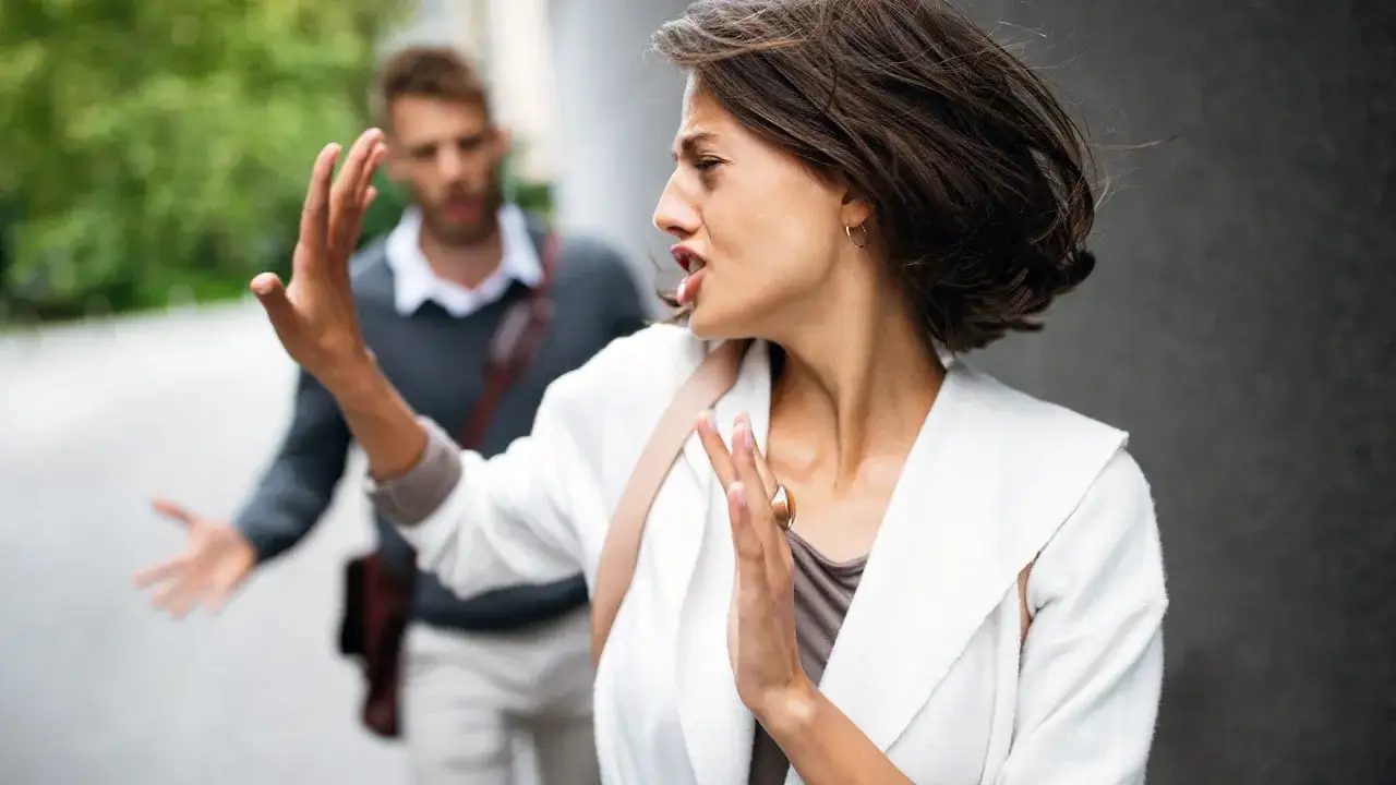 Brak zaufania w związku: czy ma sens? Jak odbudować i kiedy odejść?