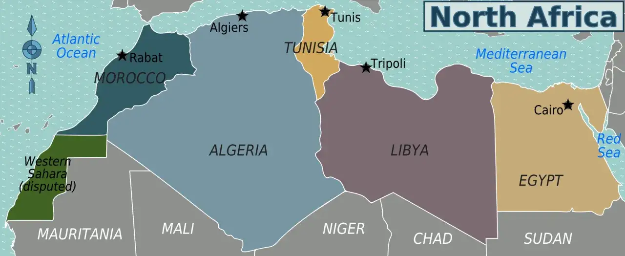 Mapa przedstawia kraje Afryki Północnej: Maroko, Algierię, Tunezję, Libię i Egipt, z dostępem do Oceanu Atlantyckiego i Morza Śródziemnego.