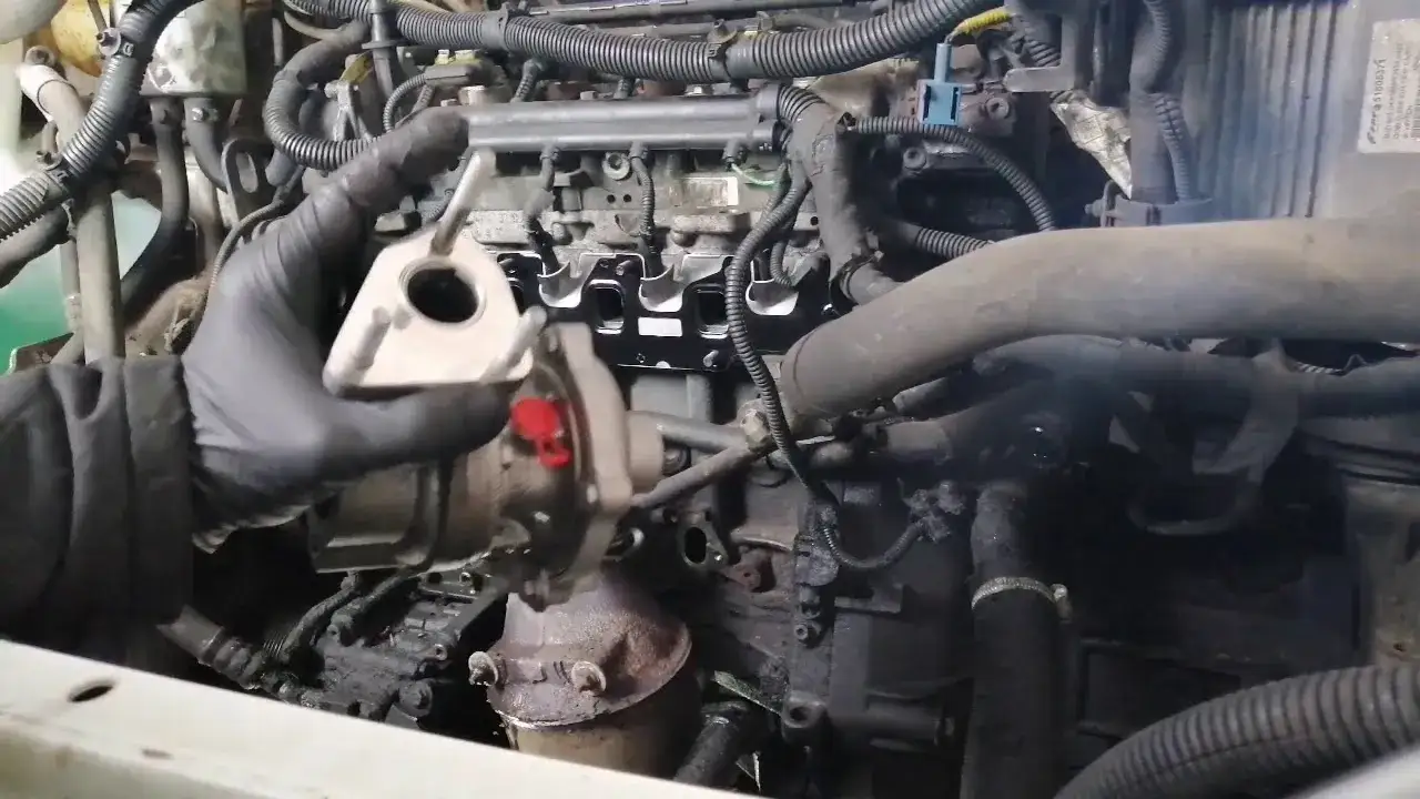 Urwana szpilka kolektora wydechowego – objawy, które musisz znać