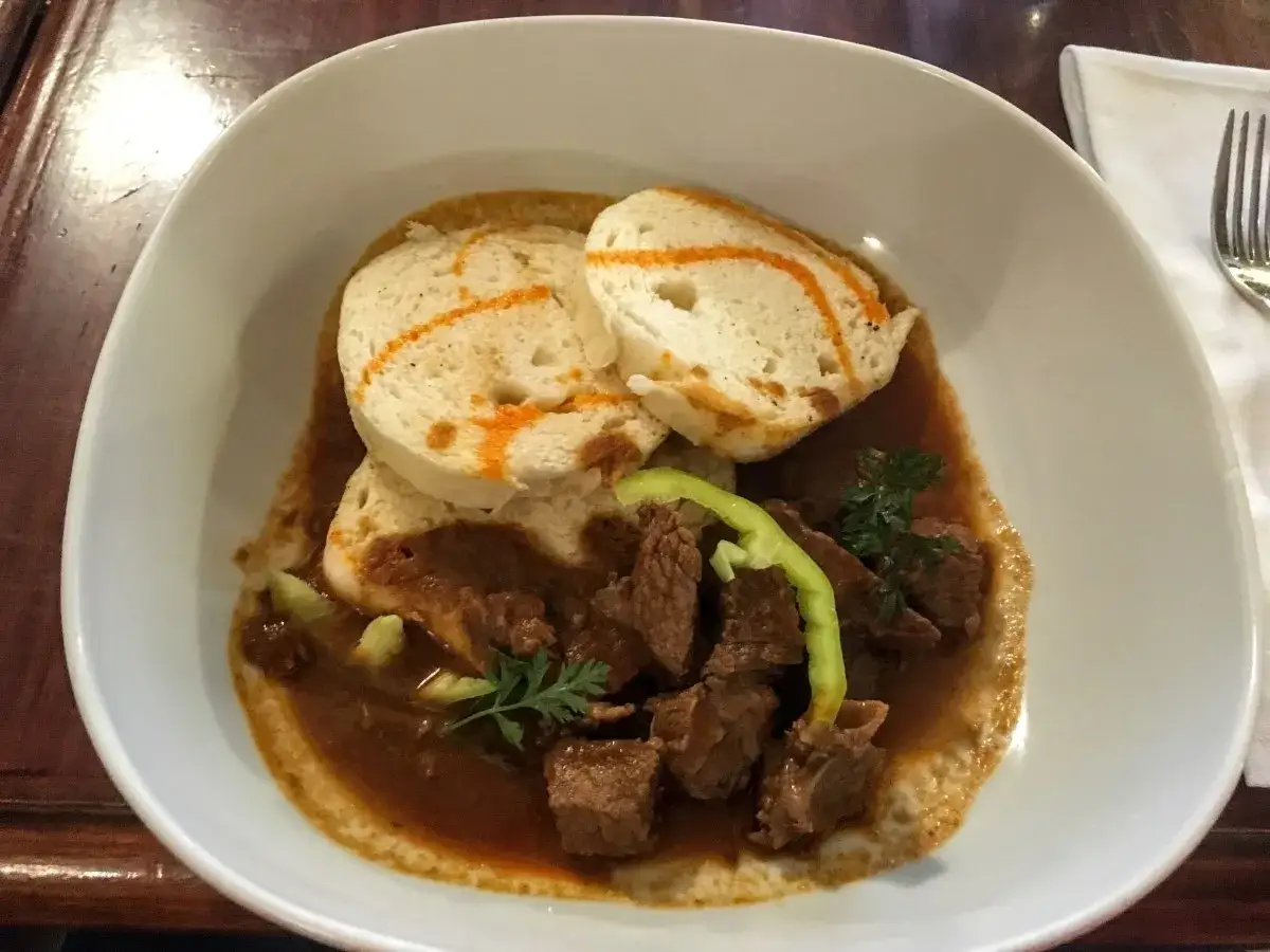 Bratysława: Gdzie zjeść smacznie, tanio i autentycznie? Poradnik