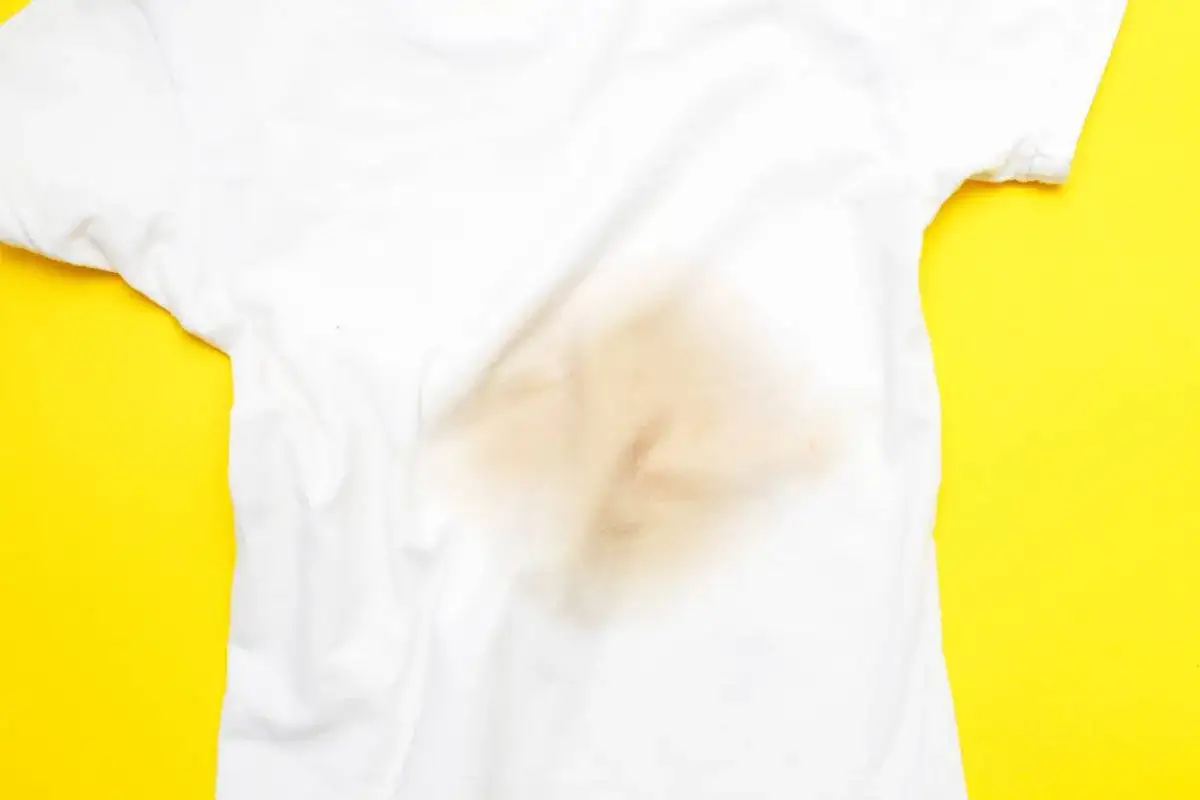 Skuteczne sposoby na to, jak zmyć podkład z białej bluzki