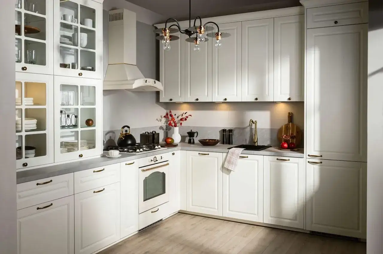 Biała kuchnia: Uchwyty, które odmienią Twoje wnętrze