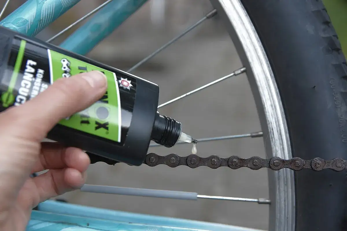 Czym smarować łańcuch w rowerze, aby uniknąć kosztownych napraw?