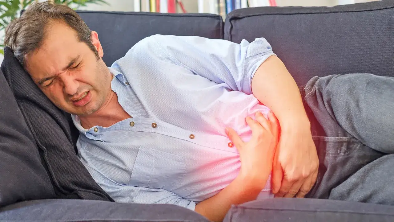 Welcher Tee bei Magenschmerzen und Sodbrennen: Effektive Helfer für Linderung