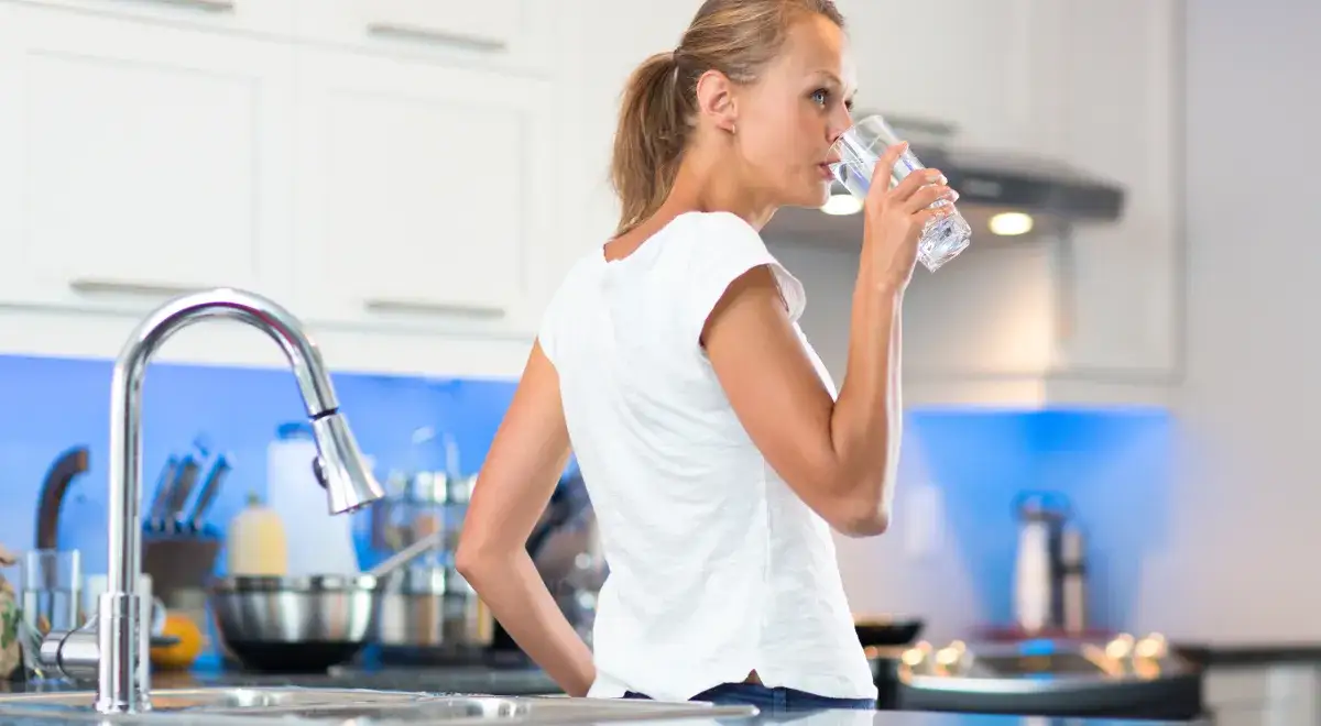 Dlaczego woda z kranu jest biała i czy jest to niebezpieczne?