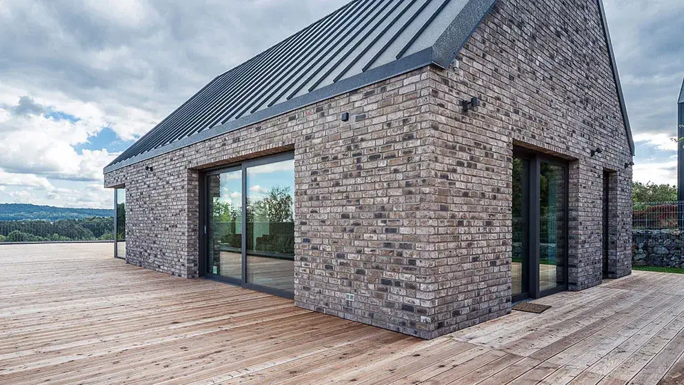 Czarne dachy i okna – jak wybrać idealny kolor dla swojego domu