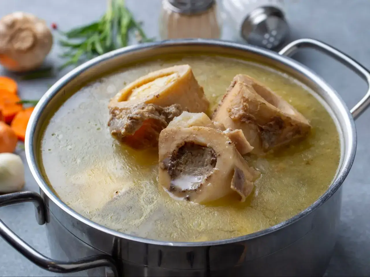 Ile gotować kości na zupę? Sekrety idealnego bulionu!