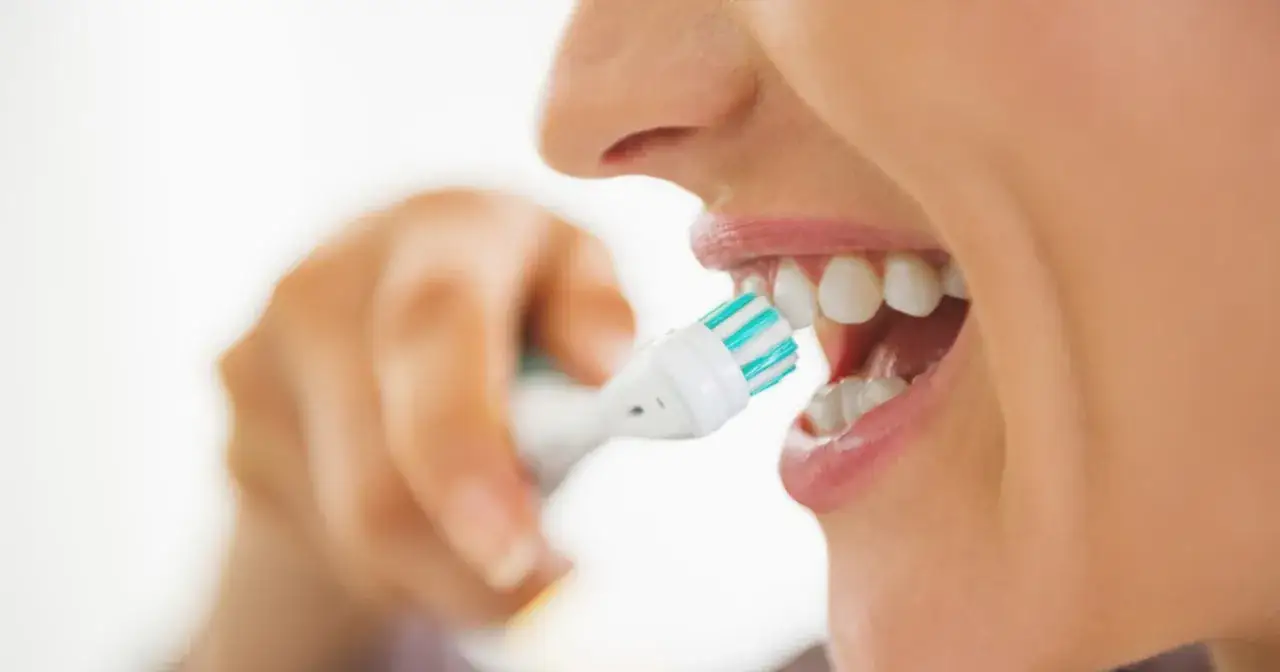 Nieświeży oddech? To nie tylko zęby! Gdzie szukać pomocy?