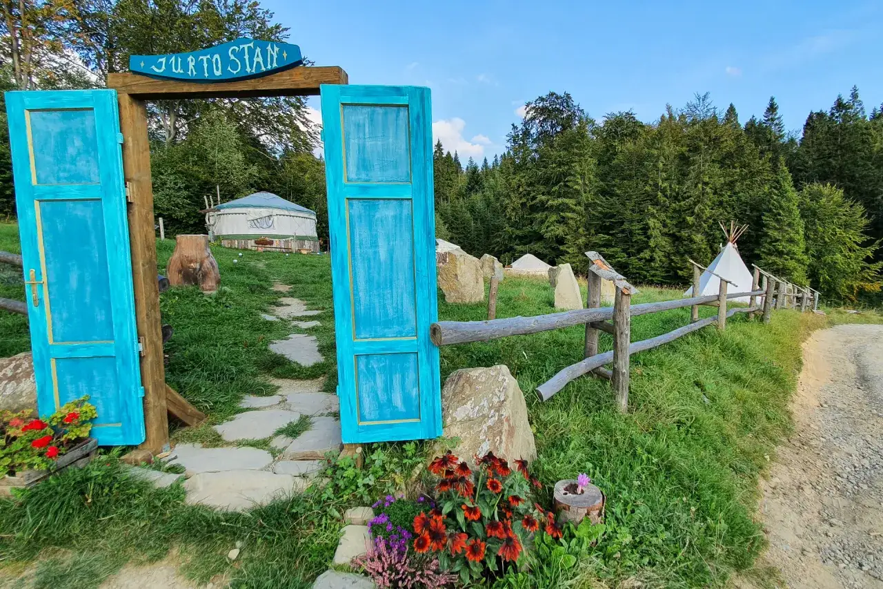 Zapraszamy do jurty stan, urokliwej bacówki nad Wierchomlą. Otwórz niebieskie drzwi i wkrocz do świata natury.