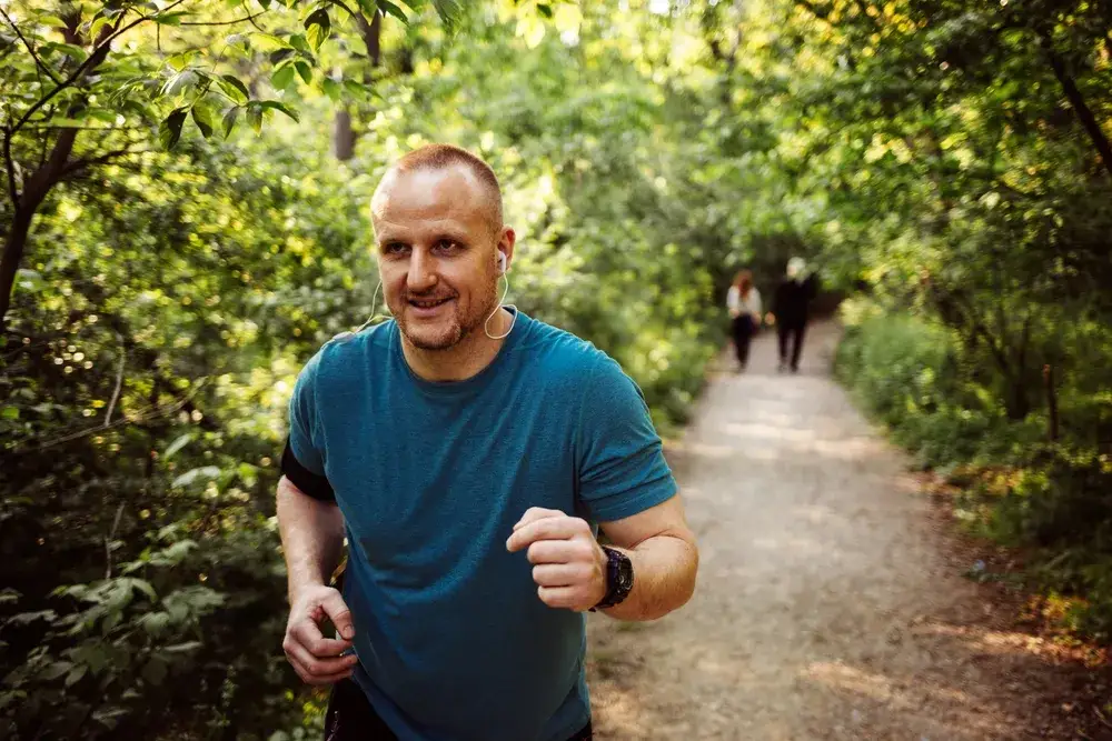 Jak rozpocząć bieganie po 40, aby uniknąć kontuzji i cieszyć się zdrowiem