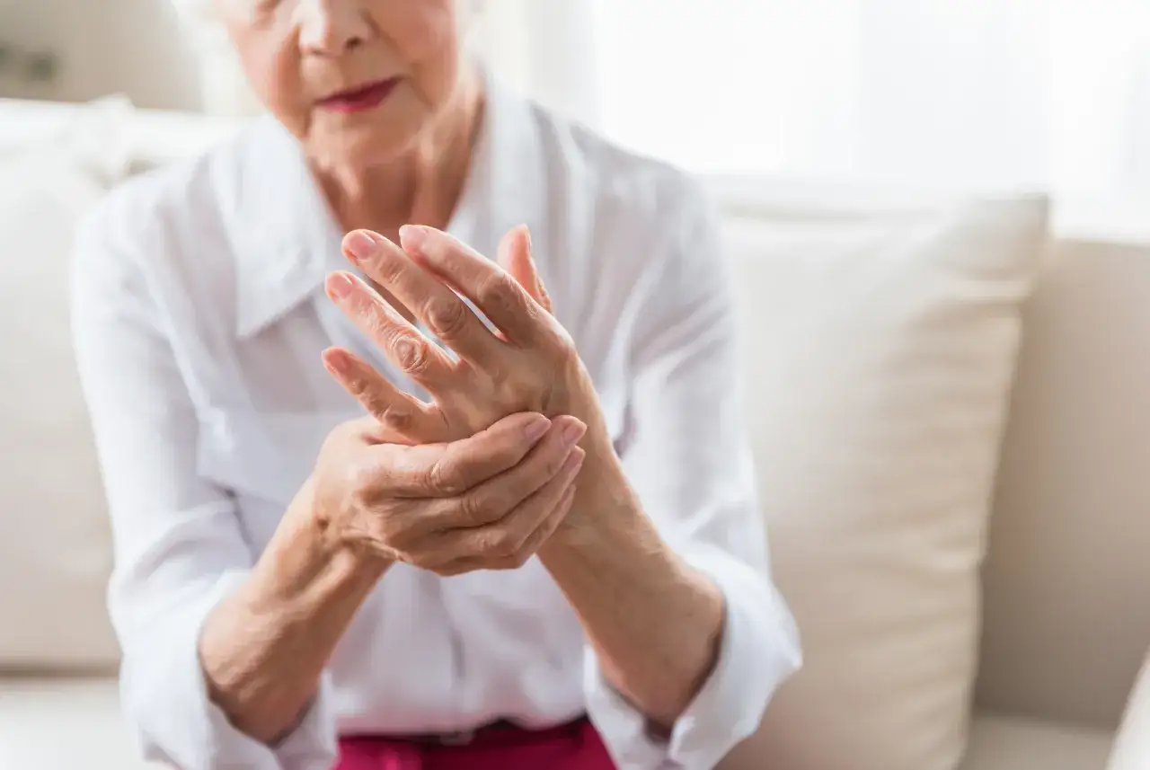 Elewacja kończyny górnej: jak poprawić krążenie i złagodzić ból