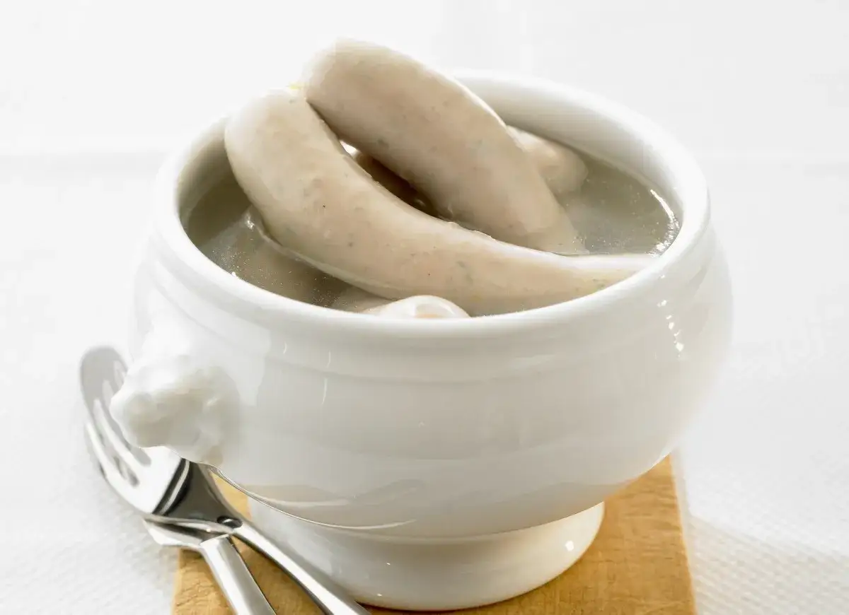 Jak sparzyć białą kiełbasę? Sekret soczystości i idealnego smaku