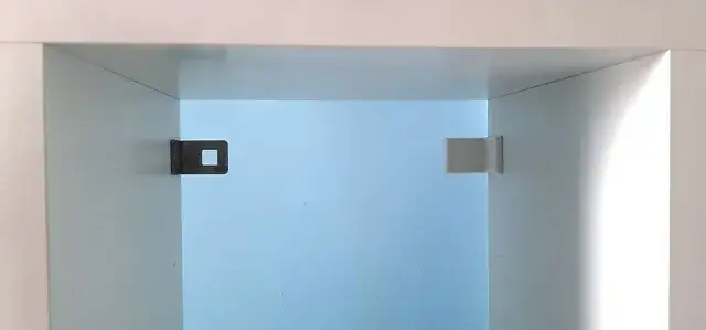 Jak przymocować szafę do ściany, aby uniknąć niebezpieczeństwa przewrócenia