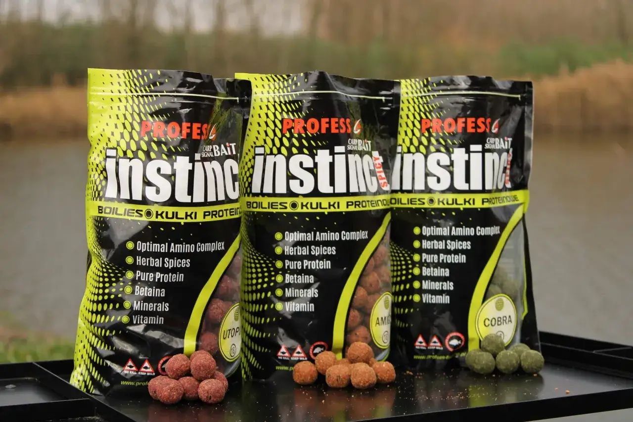 Trzy opakowania "Instinct" - dodatek do zanęty z kulkami proteinowymi, aminokwasami i ziołami.