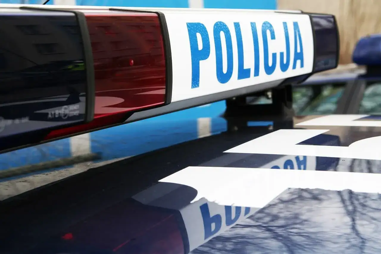 Nawet za zbyt wolną jazdę można dostać mandat. Na dachu radiowozu napis POLICJA.