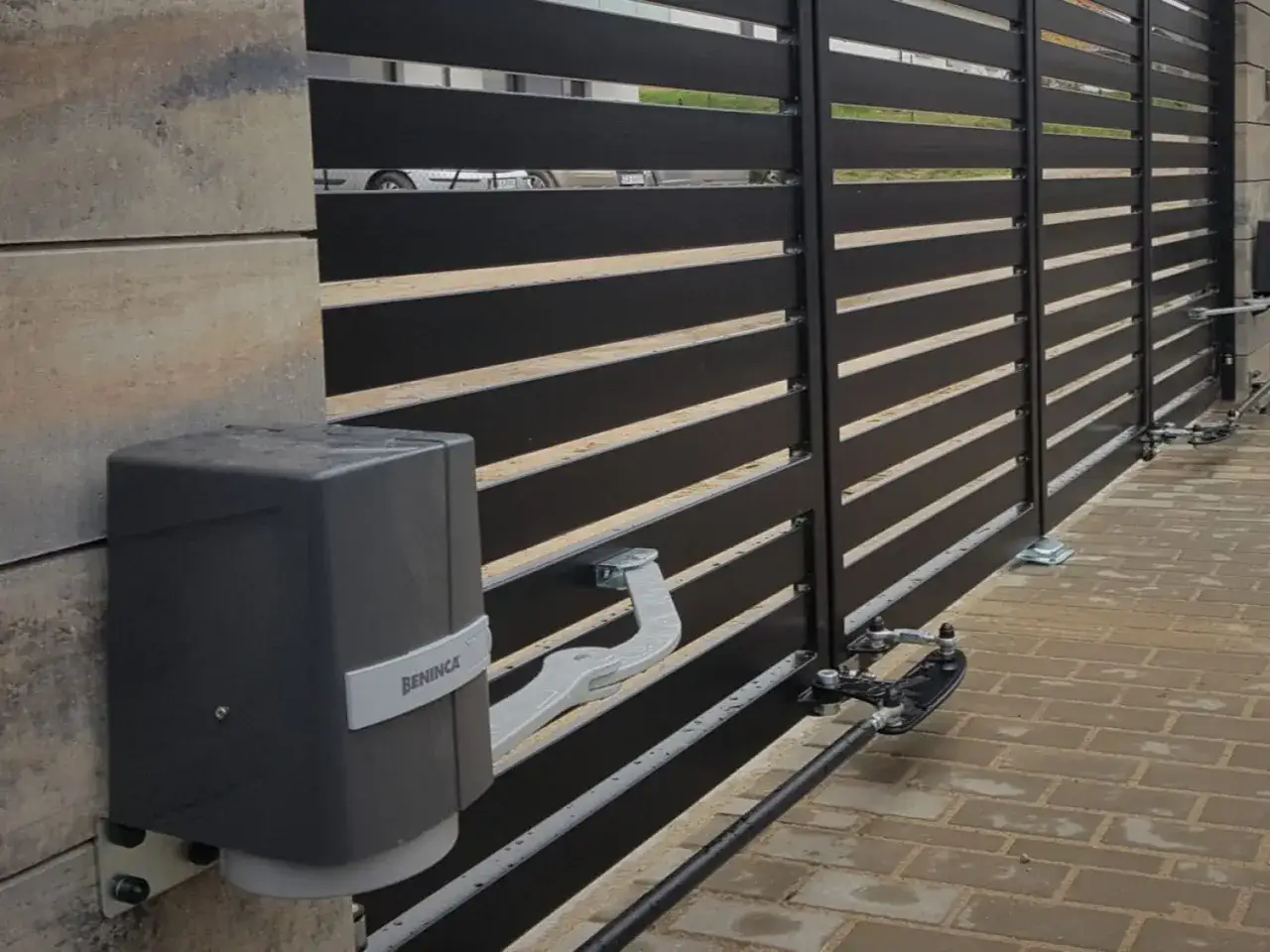 Ile kosztuje montaż napędu do bramy skrzydłowej? Sprawdź ceny i czynniki wpływające na koszt