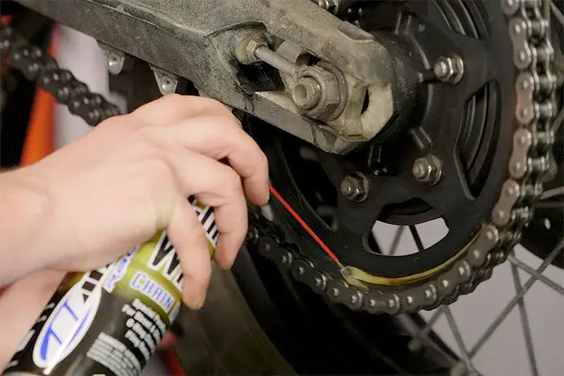 Jak zakuć łańcuch motocyklowy i uniknąć problemów z jego trwałością