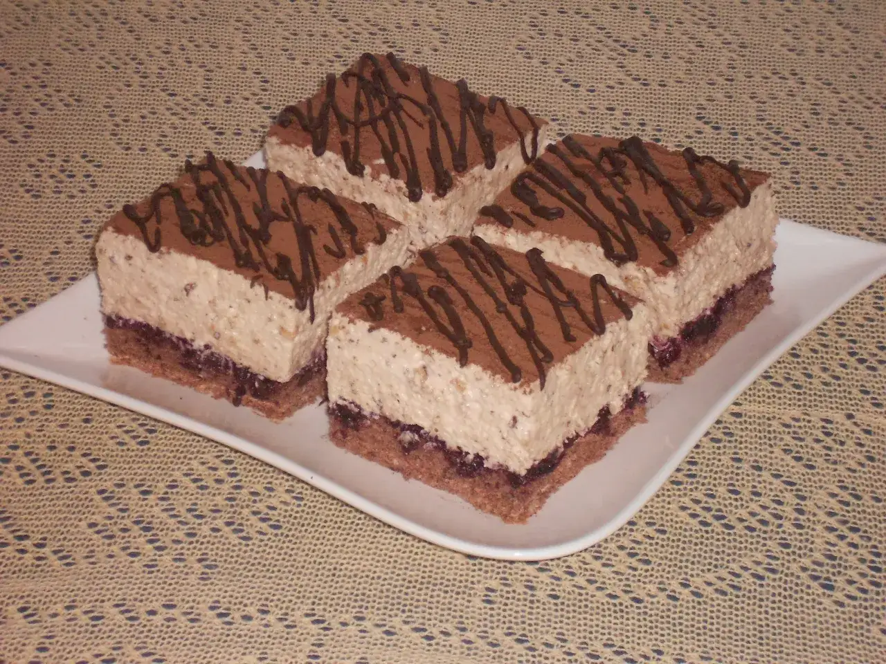 Jak zrobić ciasto Kinder Bueno? Perfekcyjny przepis na biszkopcie