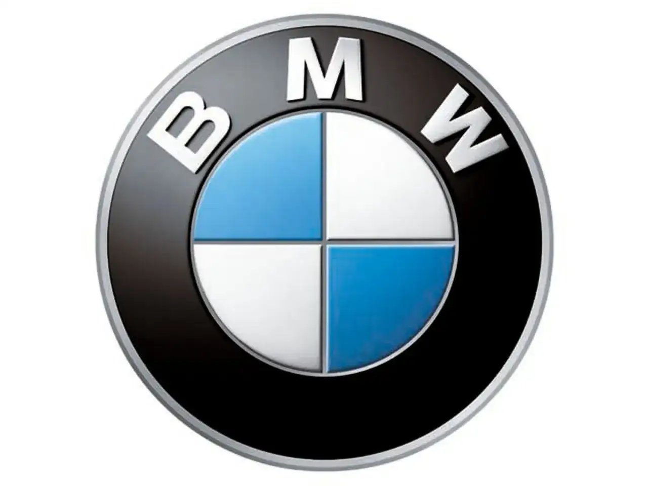 Logo BMW: okrąg z literami BMW i niebiesko-białymi ćwiartkami.