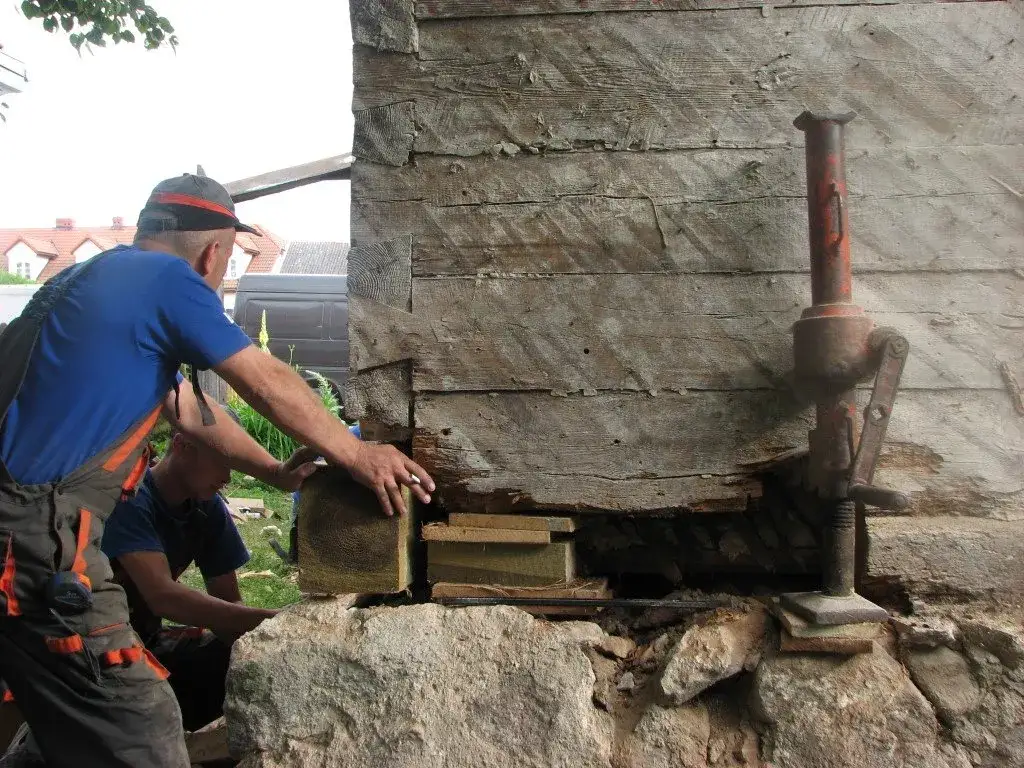 Jak wymienić podwaliny w drewnianym domu - uniknij kosztownych błędów