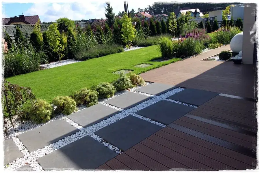 Skuteczne sposoby, aby trawa nie rosła przy płocie i zaoszczędzić czas