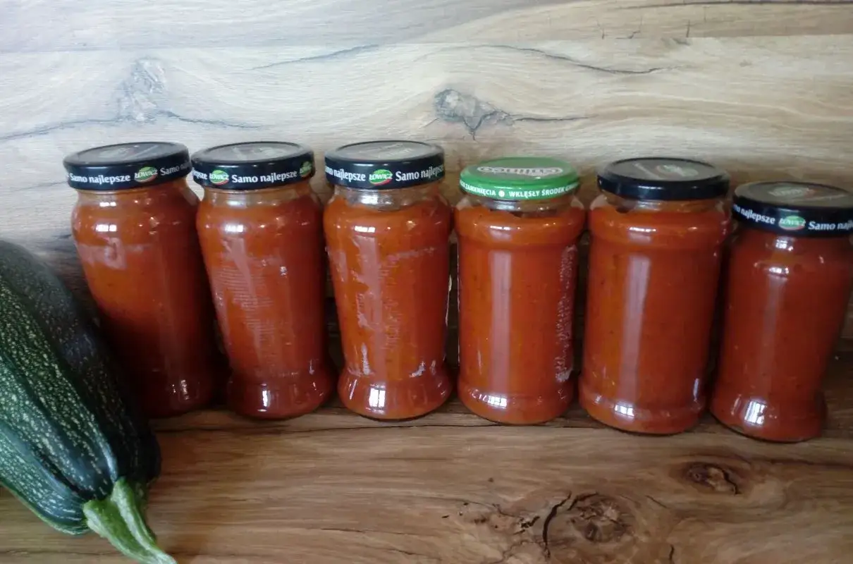 Sos do spaghetti z cukinii i pomidorów do słoików – łatwy przepis na zimę