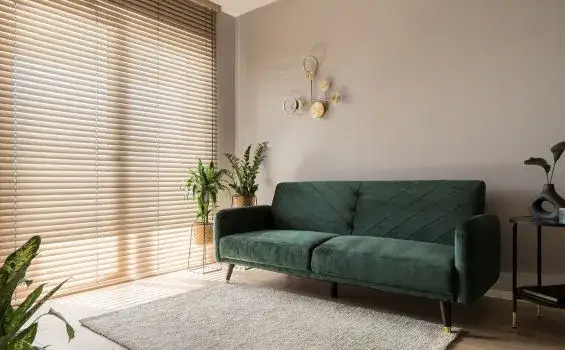 Jakie meble do zielonej kanapy – stwórz idealną aranżację wnętrza