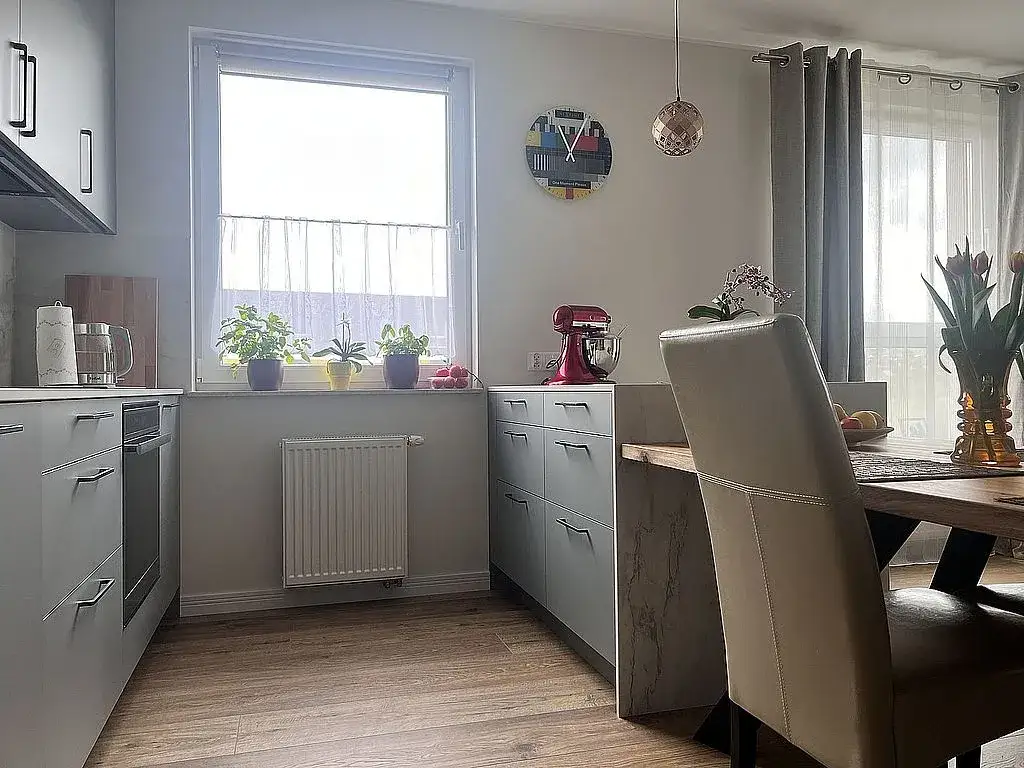 Czym wykończyć ścianę w kuchni przy stole, aby uniknąć problemów?