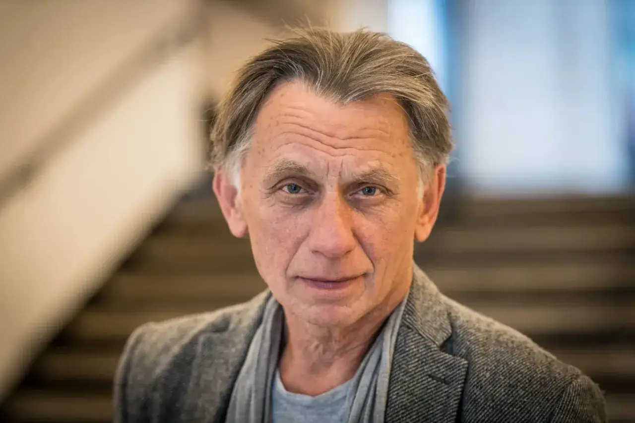 Krzysztof, który prowadził koło fortuny, zamyślony spogląda w obiektyw.