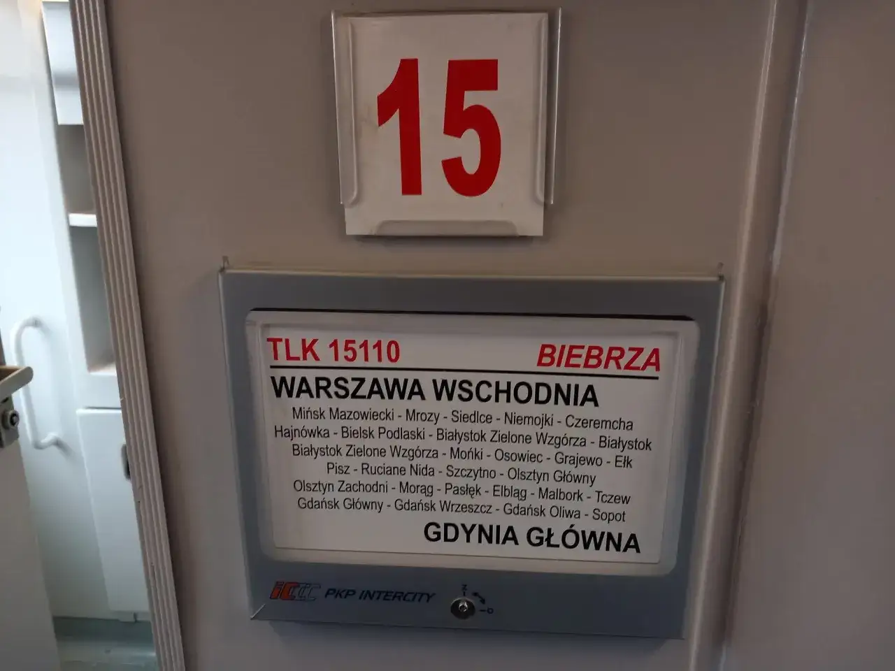 Tablica informacyjna pociągu TLK 15110 "Biebrza" na trasie Warszawa Wschodnia - Gdynia Główna.