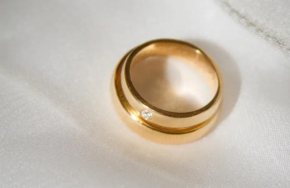 Kto powinien nieść obrączki do ślubu? Tradycje i alternatywy, które zaskakują