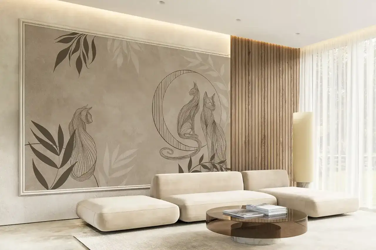 Elegancka tapeta szaro biała z motywem kotów i liści. Wnętrze z beżową kanapą i drewnianą ścianą.