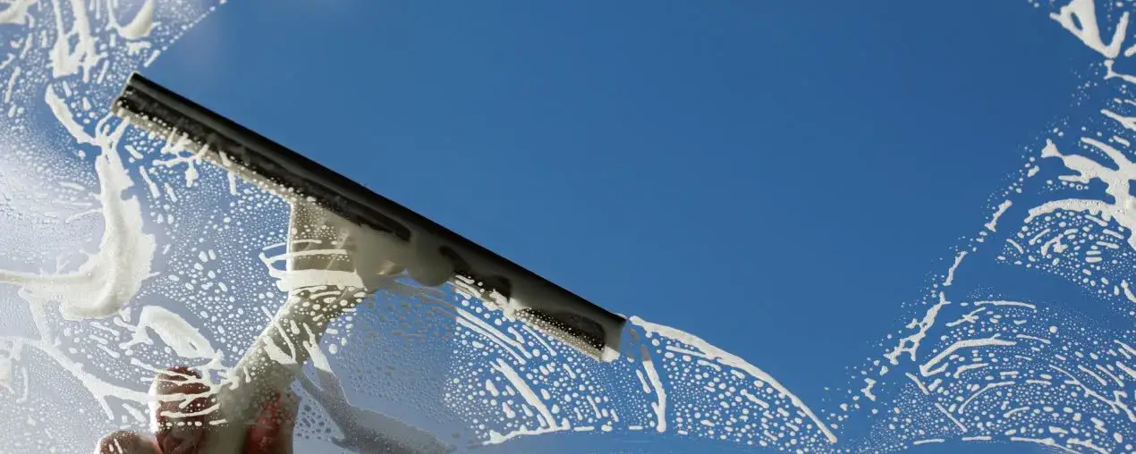 Ile kosztuje mycie okien? Cennik i czynniki wpływające na cenę