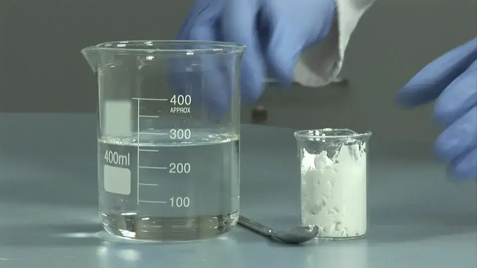 Na czym polega zjawisko kontrakcji? Zaskakujące zmiany objętości roztworu