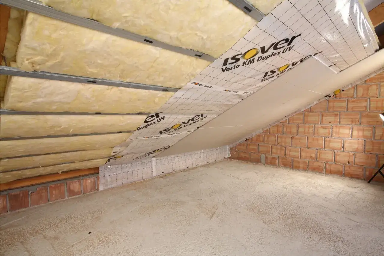 Ocieplanie skosów na poddaszu: wełna mineralna, folia paroizolacyjna Isover Vario KM Duplex UV i płyta gipsowo-kartonowa.