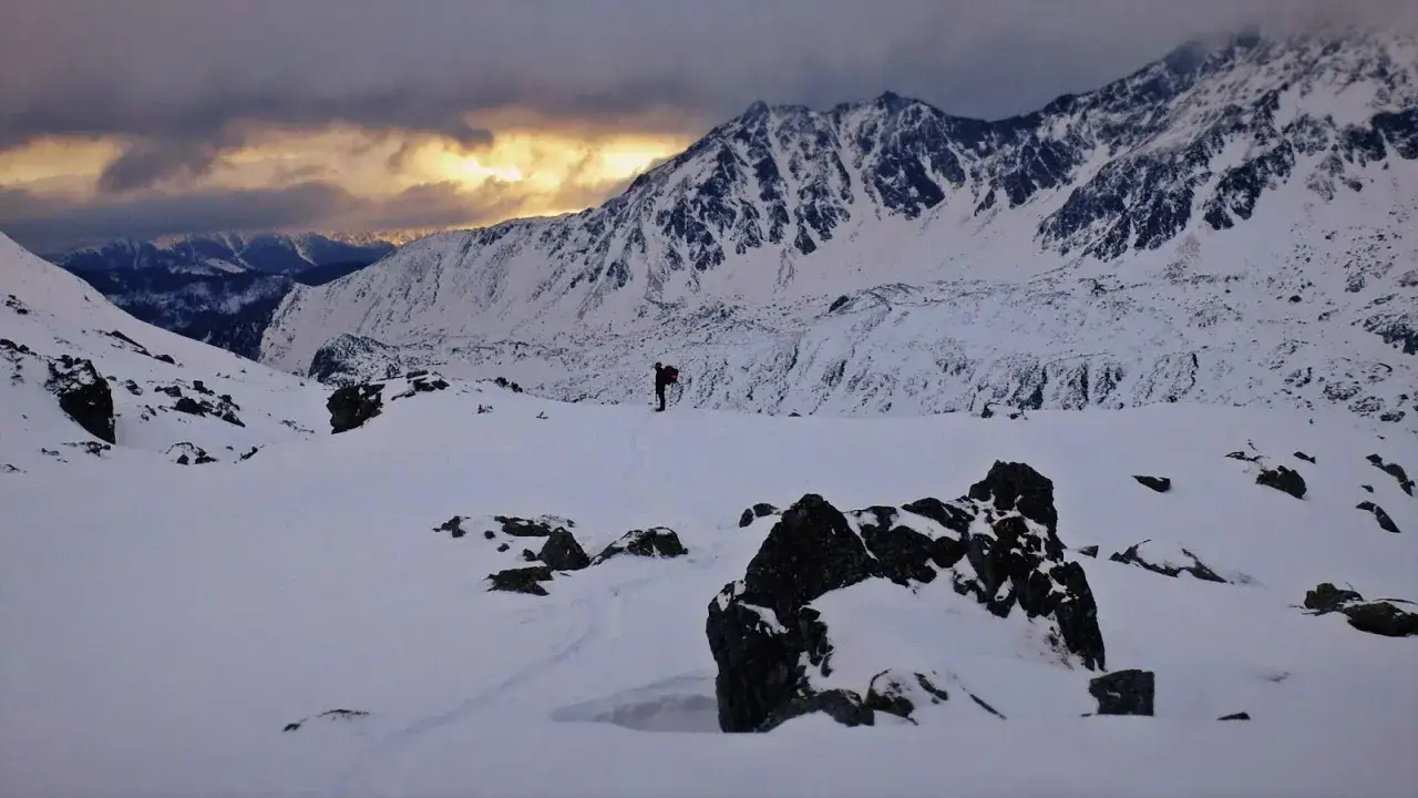 Maj w Tatrach: Bezpieczne szlaki, krokusy i czego unikać?