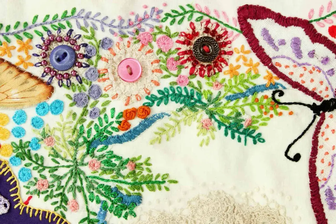 Kolorowy haft motyla i kwiatów, idealny na haftowanie dla początkujących. Wzory z guzikami i koralikami.