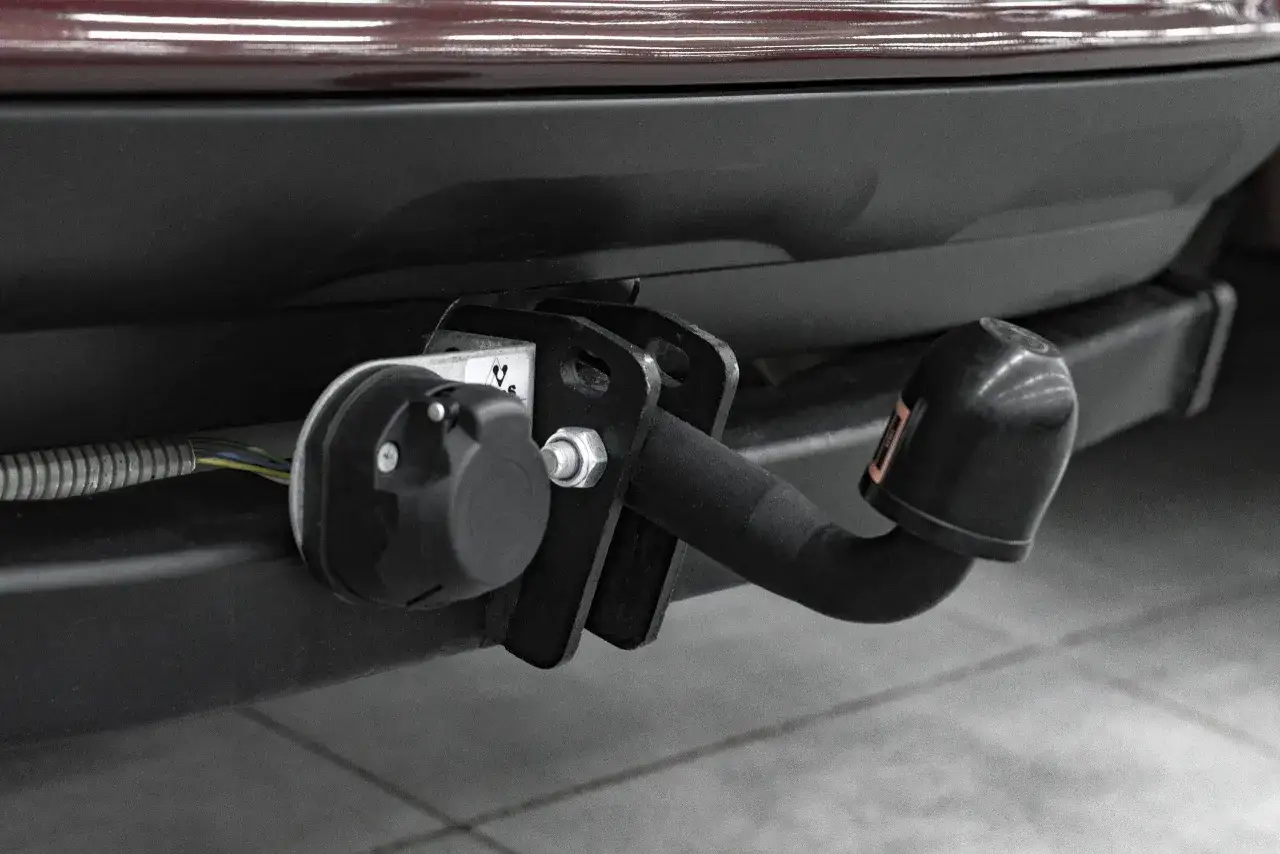 Czy można zdemontować hak w samochodzie? Krok po kroku, koszty i konsekwencje