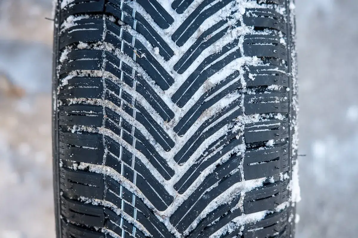 Opony wielosezonowe: Hit czy kit? Sprawdź, czy są dla Ciebie!