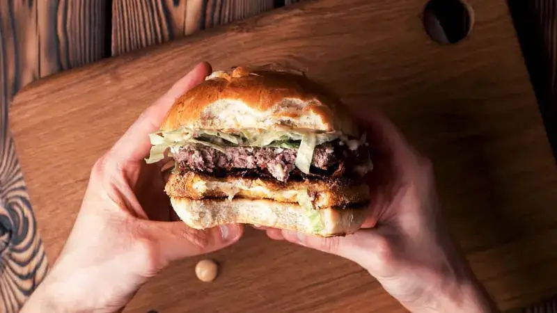 Jak zrobić burger drwala - przepis na pysznego i sycącego burgera