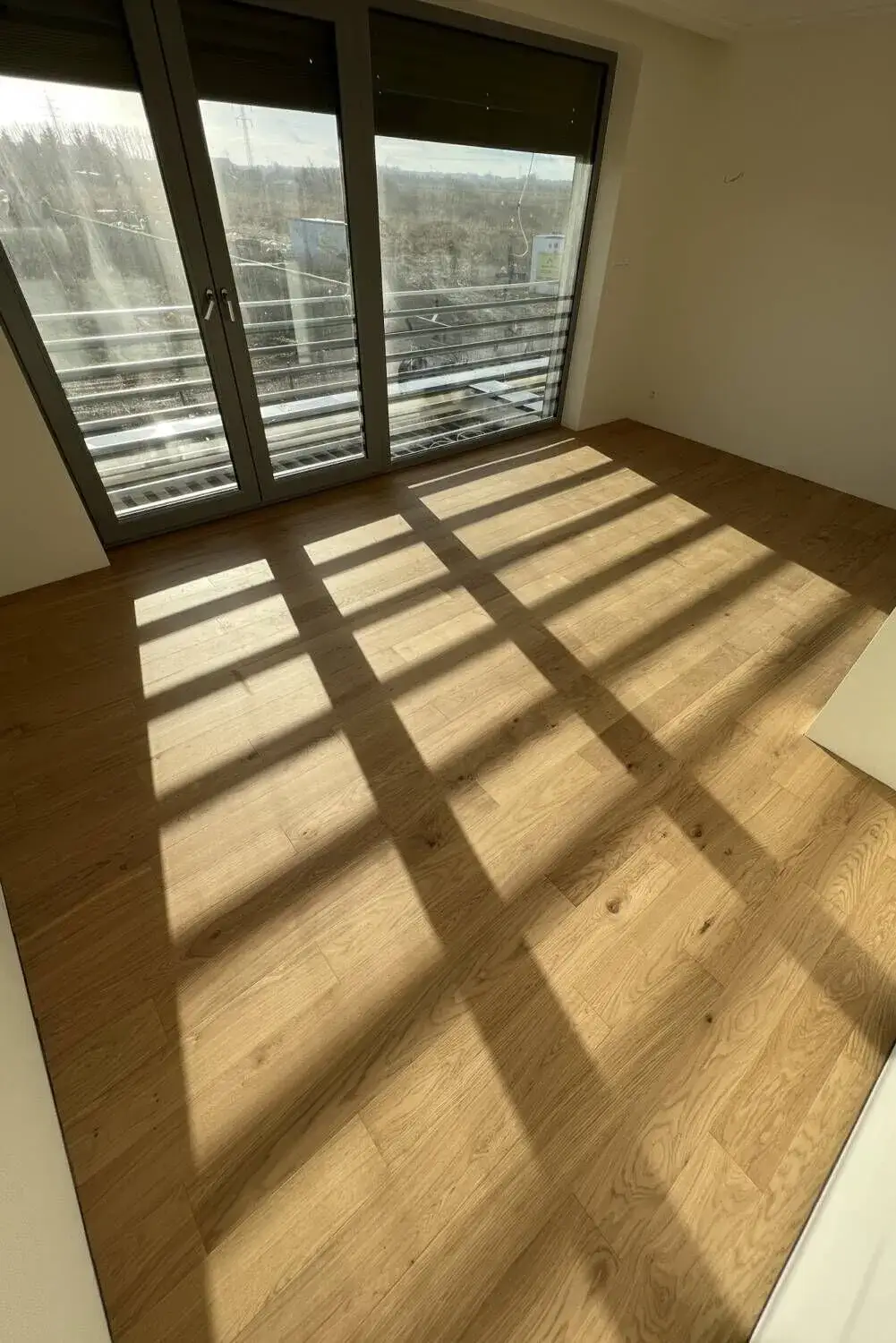 Podłoga hybrydowa co to? Poznaj jej zalety i zastosowania