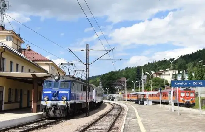 Czy do Krynicy Zdroju można dojechać pociągiem? Sprawdź dostępne połączenia i czasy podróży.