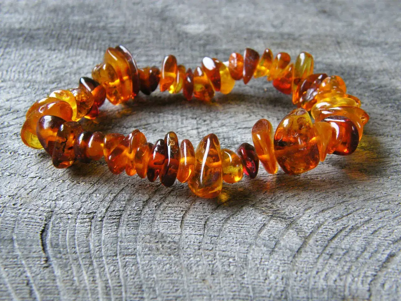 Bransoletka z bursztynu na co pomaga - odkryj jej niezwykłe właściwości zdrowotne