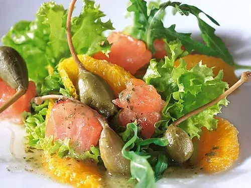 Pyszne sosy do sałatki z łososiem. Proste przepisy, które zachwycą twoje podniebienie