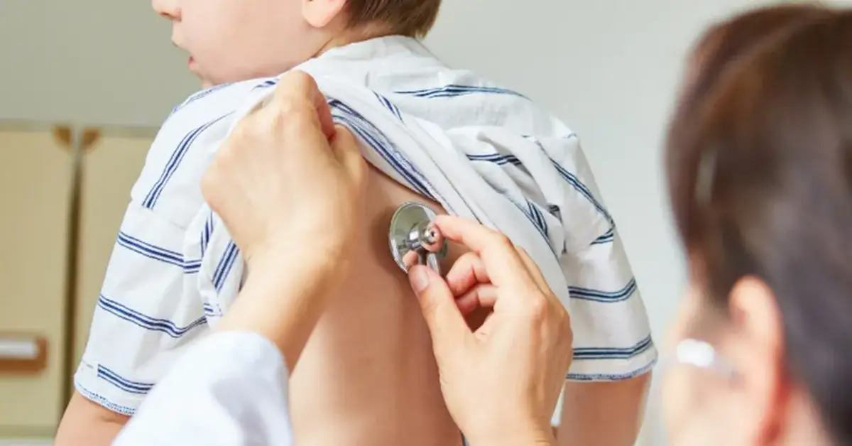 Jak rozpoznać zapalenie oskrzeli u dziecka – objawy, które niepokoją