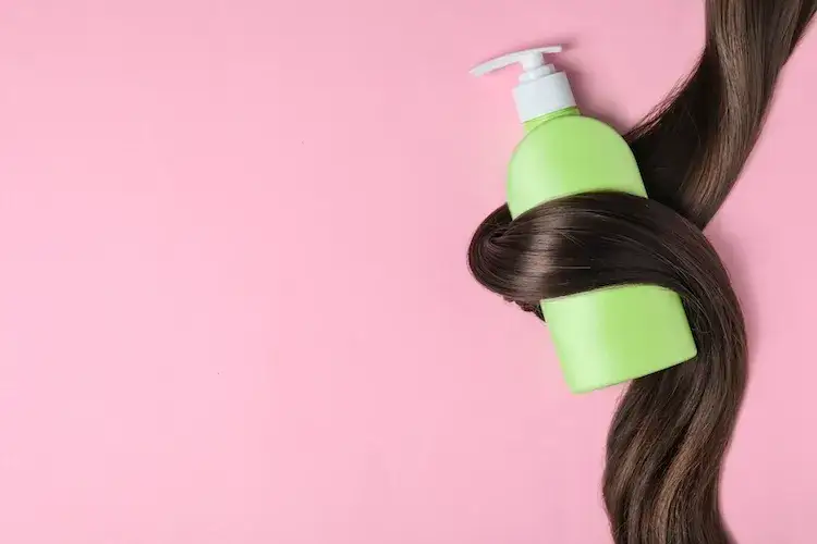 Jak skutecznie przyciemnić rozjaśnione włosy z odrostami – proste metody i porady