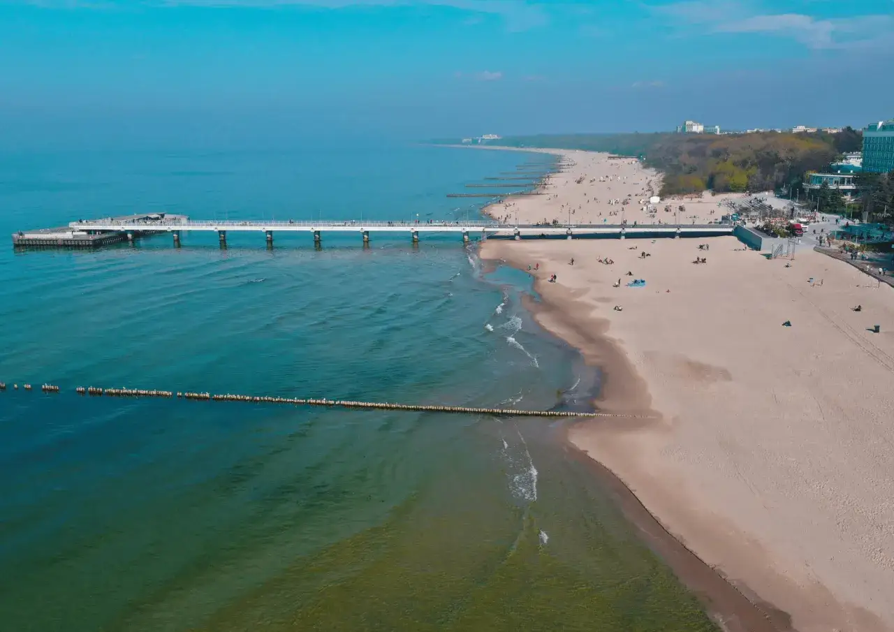 Kołobrzeg czy Świnoujście? Wybierz idealne wakacje dla siebie!